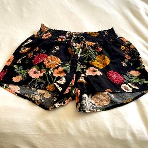 Super cute stretch waist shorts